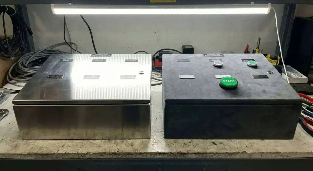 Vergleich der Spiegelung auf einer glänzenden Beschichtung im Vergleich zu einer matten, entspiegelten Beschichtung.