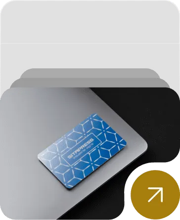 Niebieska metalowa wizytówka z geometrycznym wzorem i logo Sitapress