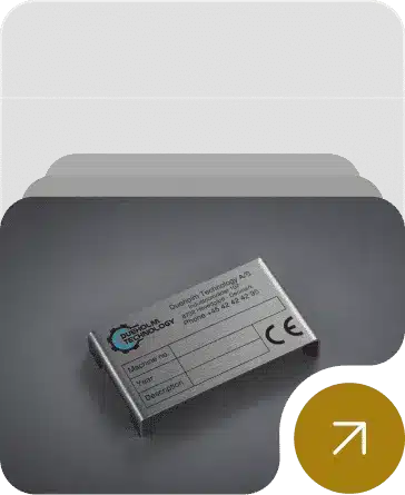 Tabliczka znamionowa ze stali nierdzewnej z logo Custom Technology A/S i polami Machine